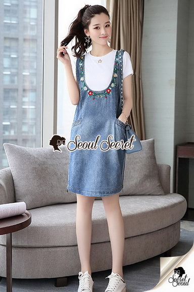 เสื้อสีขาวพร้อมเอี๊ยมกระโปรงสียีนส์