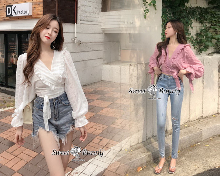 เสื้อทรงคอวีป้ายเฉียงข้างผูกโบว์ที่เอว ปกระบาย