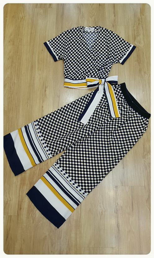 ผ้าสีกรมพิมพ์ลายตารางขาวเล็กๆทั้งชุด