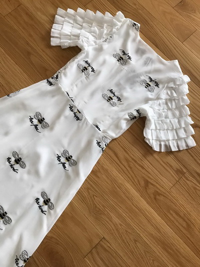 เดรสผ้าชีฟองสีขาวปักลายตกแต่งแขนระบาย