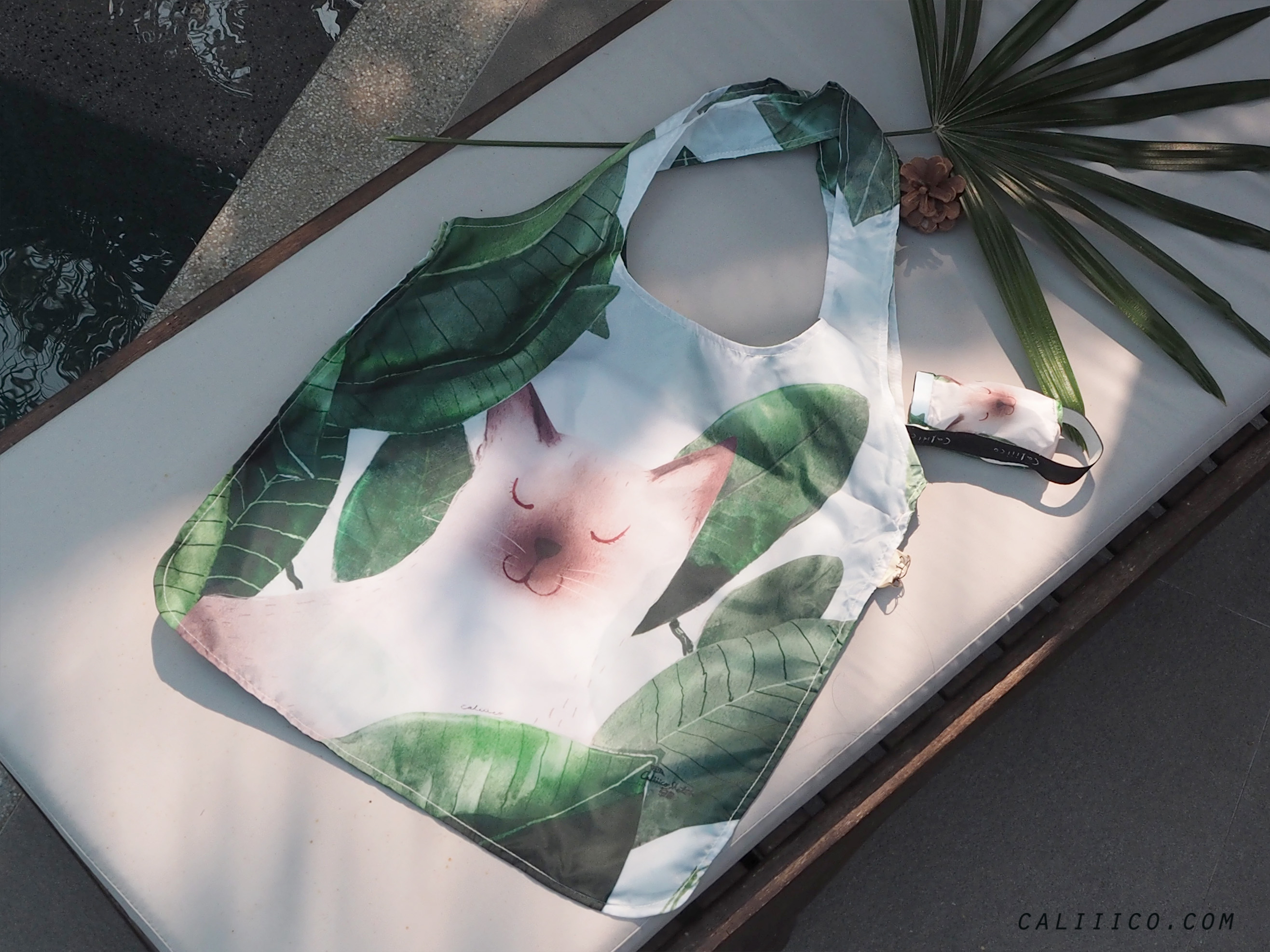 กระเป๋าพับเก็บได้ทรงกระบอก ลายแมวใบไม้ Foldable shopping bag