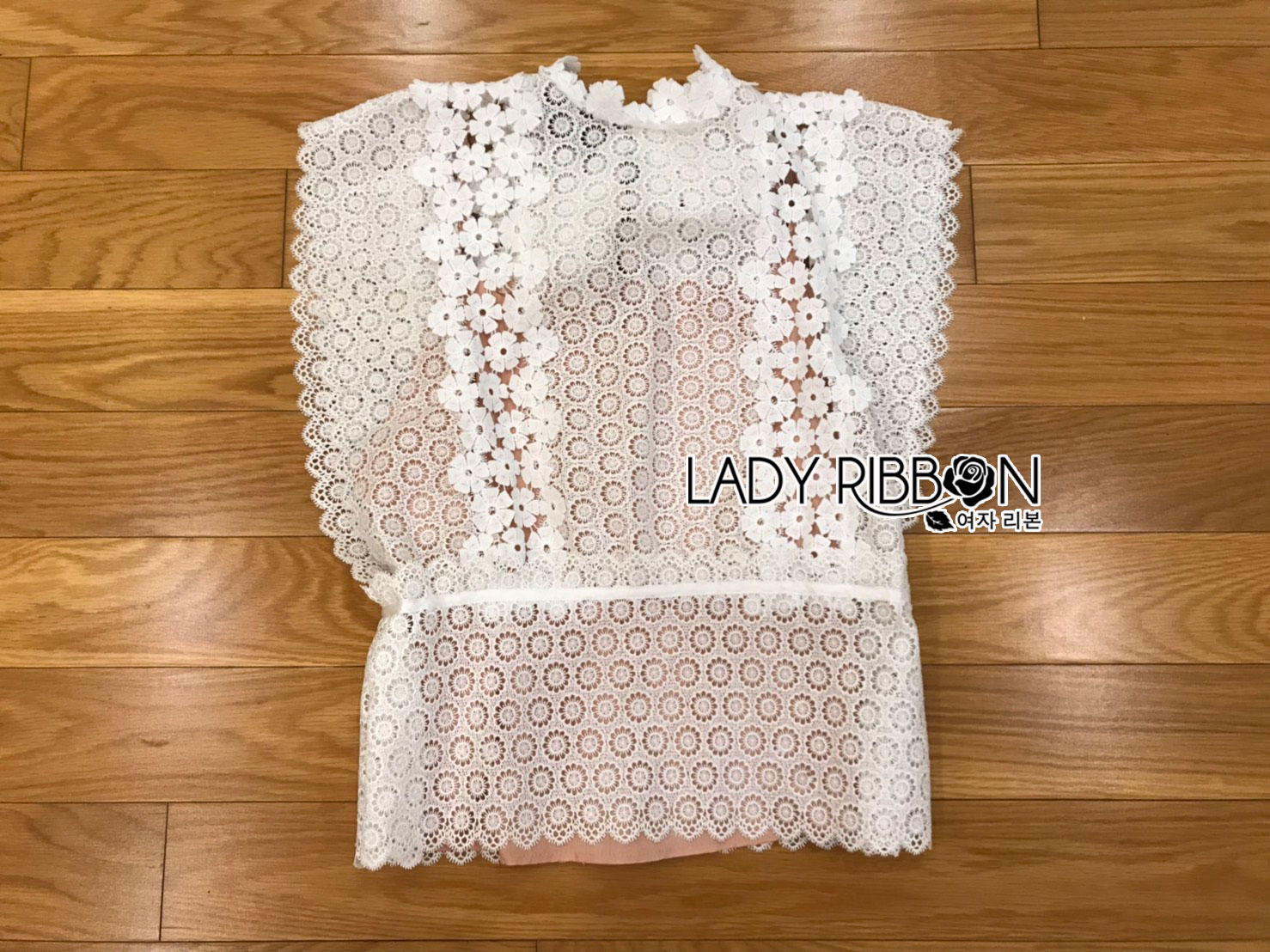 เสื้อลูกไม้ตกแต่งดอกไม้สีขาวผูกโบหลัง
