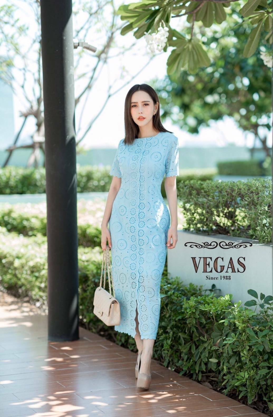 Maxi Dress ผ้าลูกไม้ฉลุลาย ทรงผ่าหน้า
