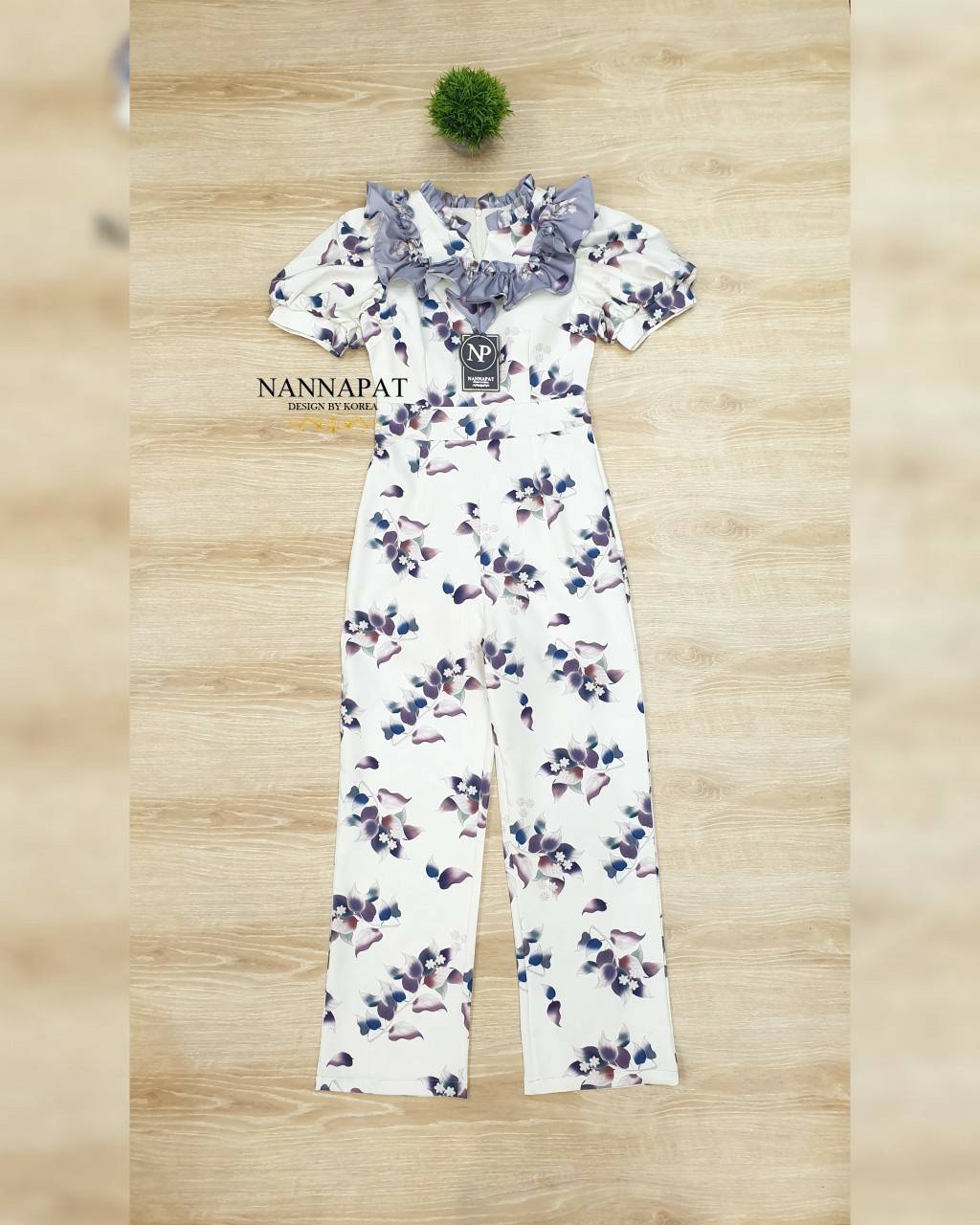 จั้มสูทซิปหลังแต่งระบายช่วงอก