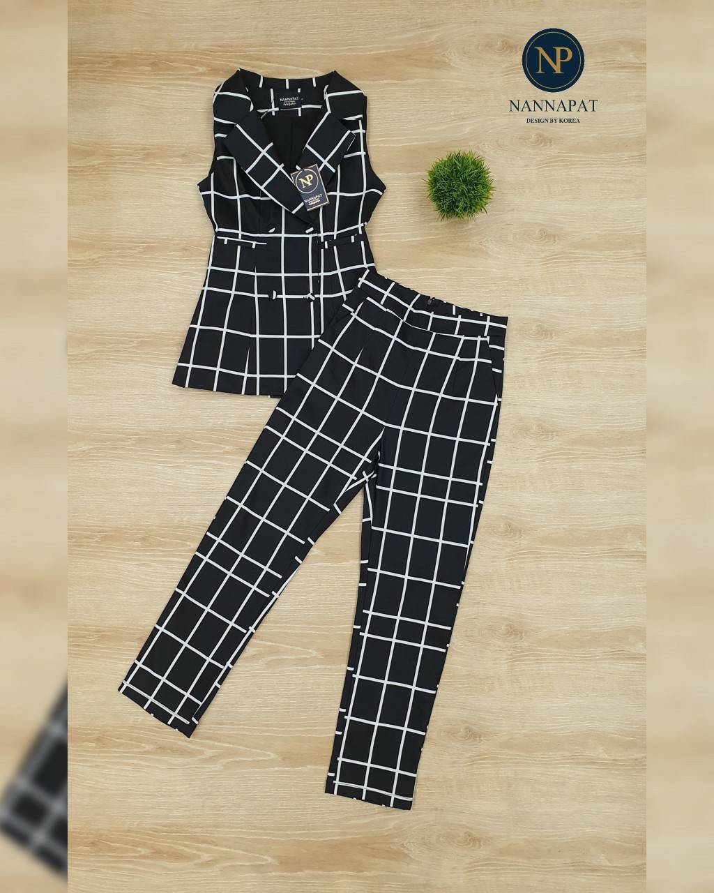 เสื้อสูทแขนกุดกระดุมหน้าลายตารางขาวดำ