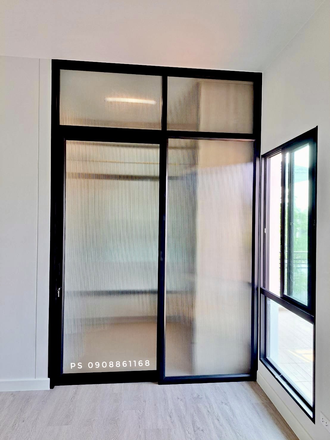 กั้นห้องwalkinclosetด้วยประตูบานเลื่อนแขวนอลูมิเนียมสีดำกระจกลอนแก้วสวยหรู