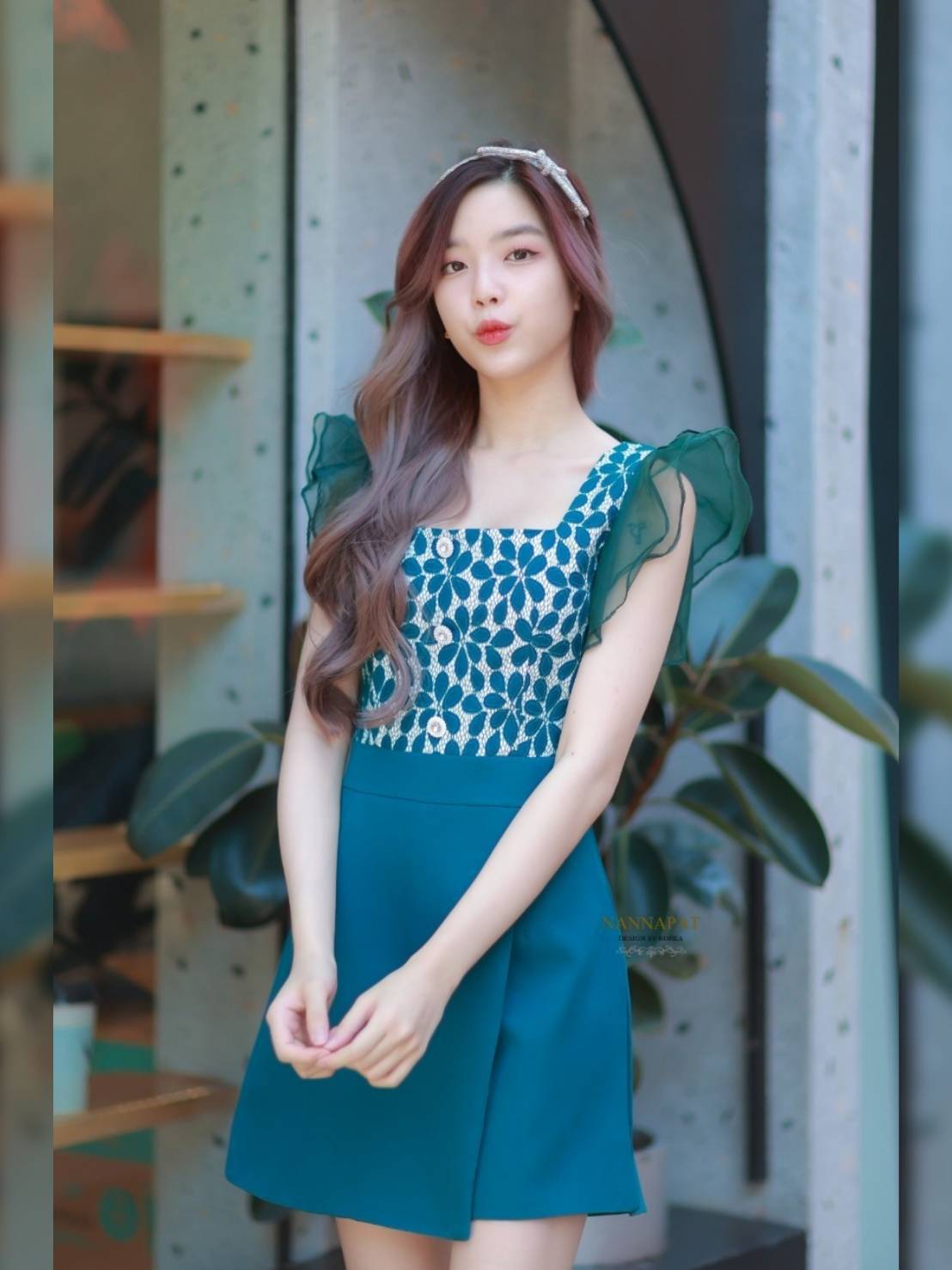 เพลสูทสีเขียวครามแขนระบาย แต่งกระดุมเพชร