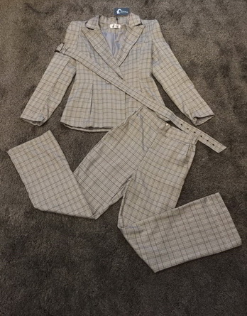 เสื้อสูทกางเกงเอวสูงพร้อมกับเข็มขัด