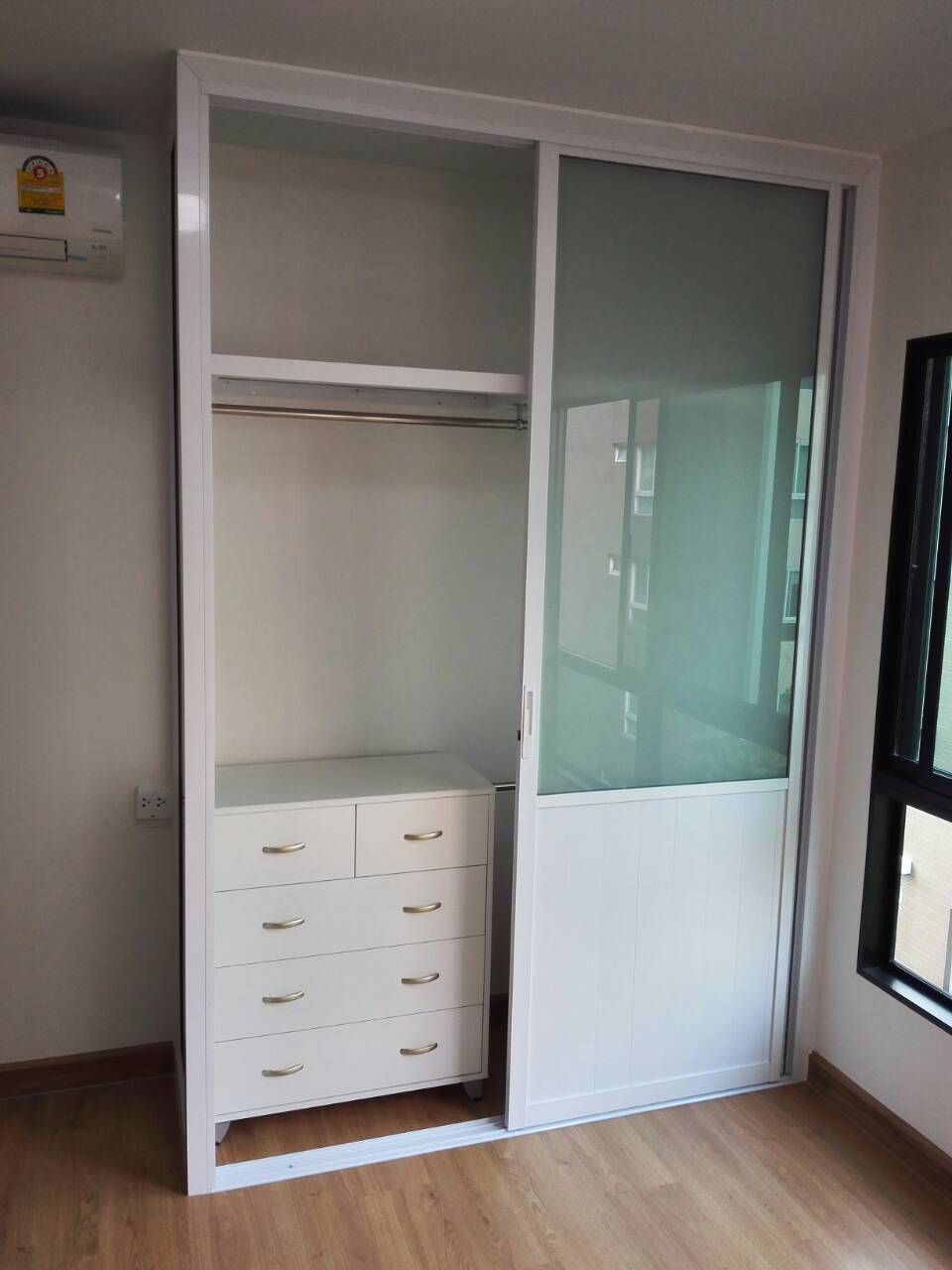 บิ้วท์อินตู้เสื้อผ้าคอนโดศุภาลัยคิ้วท์ด้วยอลูมิเนียมสีขาวกระจกฝ้าตัดกับลูกฟูกสีขาว