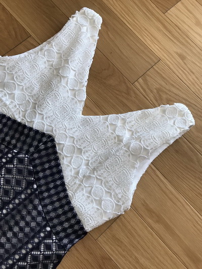 มินิเดรสผ้าลูกไม้สลับสีขาวน้ำเงินทรงคอวี