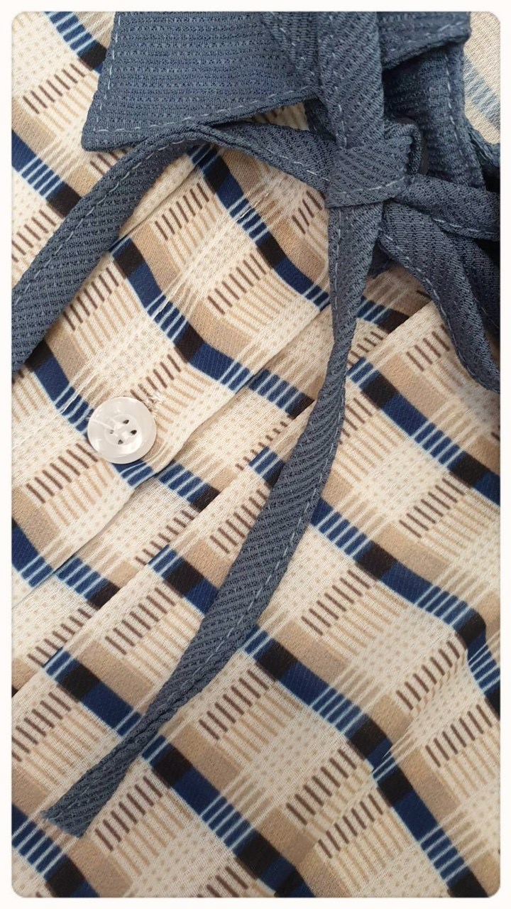 เสื้อเชิ้ตแขนสั้นคอปกใช้ป้าสีเดียวกับกางเกง