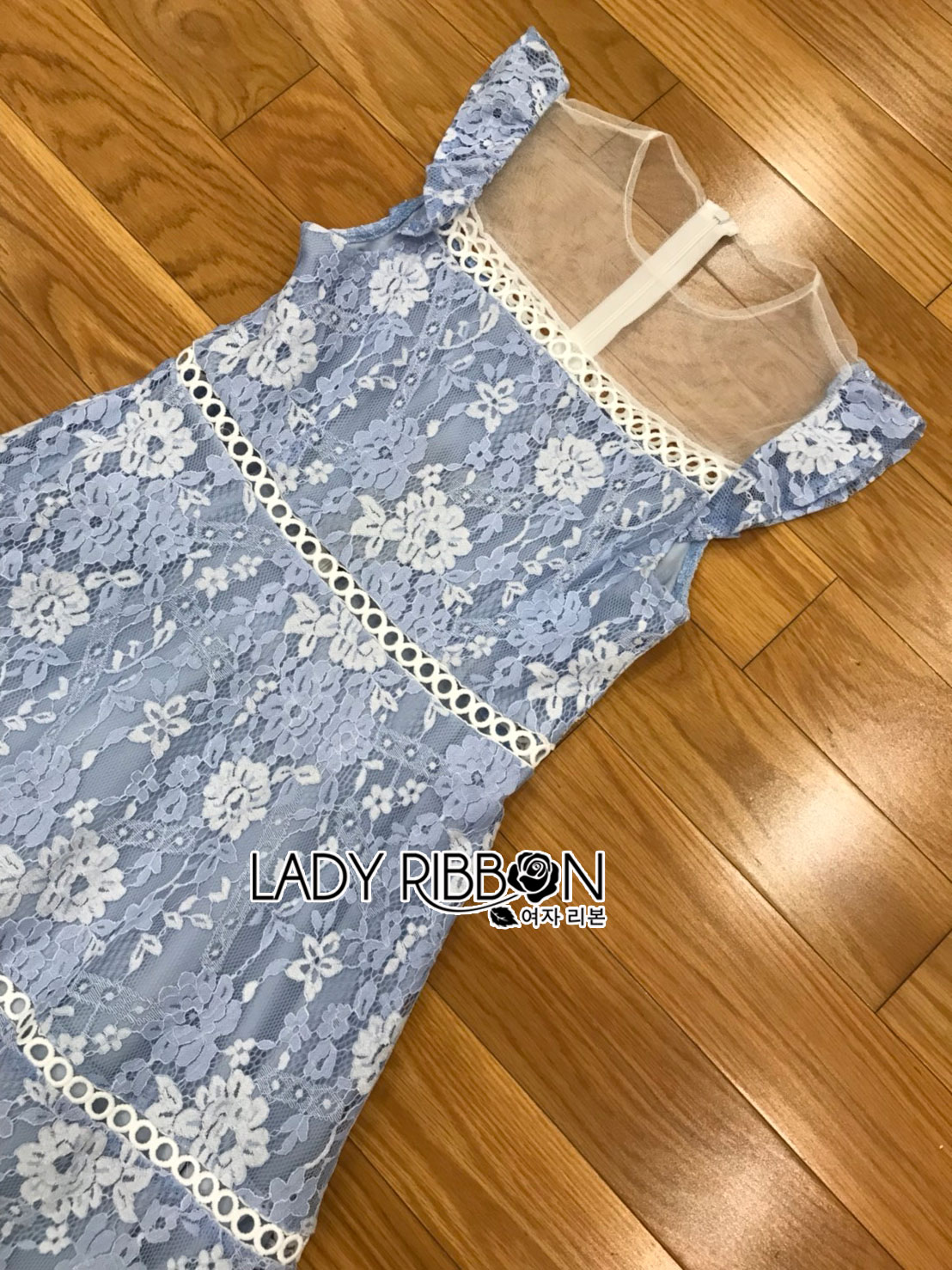 เดรสผ้าลูกไม้สีฟ้าและสีขาวสุดหวาน