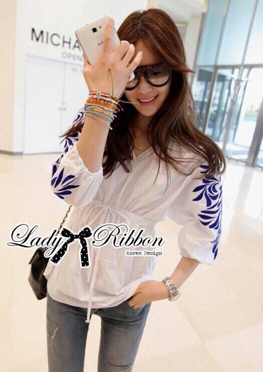 Lady Ribbon's Made 🎀 Lady Christie Minimal Embroidery Shirt เชิ้ตคอสม็อคปักลายสไตล์ Minimal งานแบรนด์ตัวนี้ทรงเก๋สุดๆเลยค่ะ คอเสื้อเป็นแบบจับสม็อค ช่วงแขนพิมพ์ลายกราฟิก งานปักแน่น สีสวย ลายสวยมากๆค่ะ ช่วงกลางตัวประดับโบเล็กๆไว้ผูก