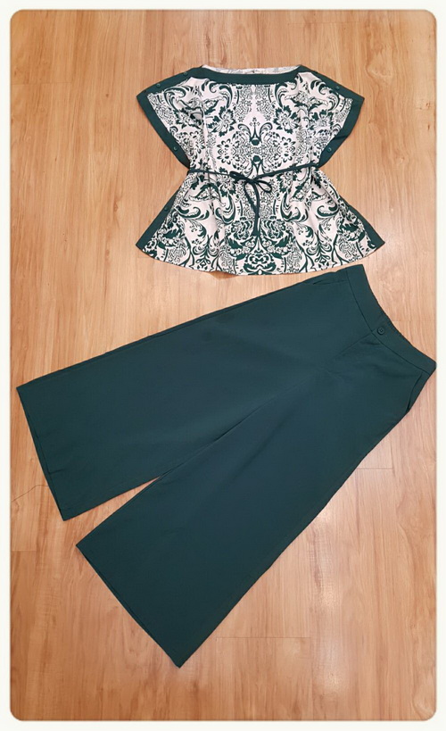 เสื้อผ้าสีขาวพิมพ์ลายดอกสีเขียว