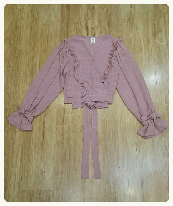 เสื้อทรงคอวีป้ายเฉียงข้างผูกโบว์ที่เอว ปกระบาย