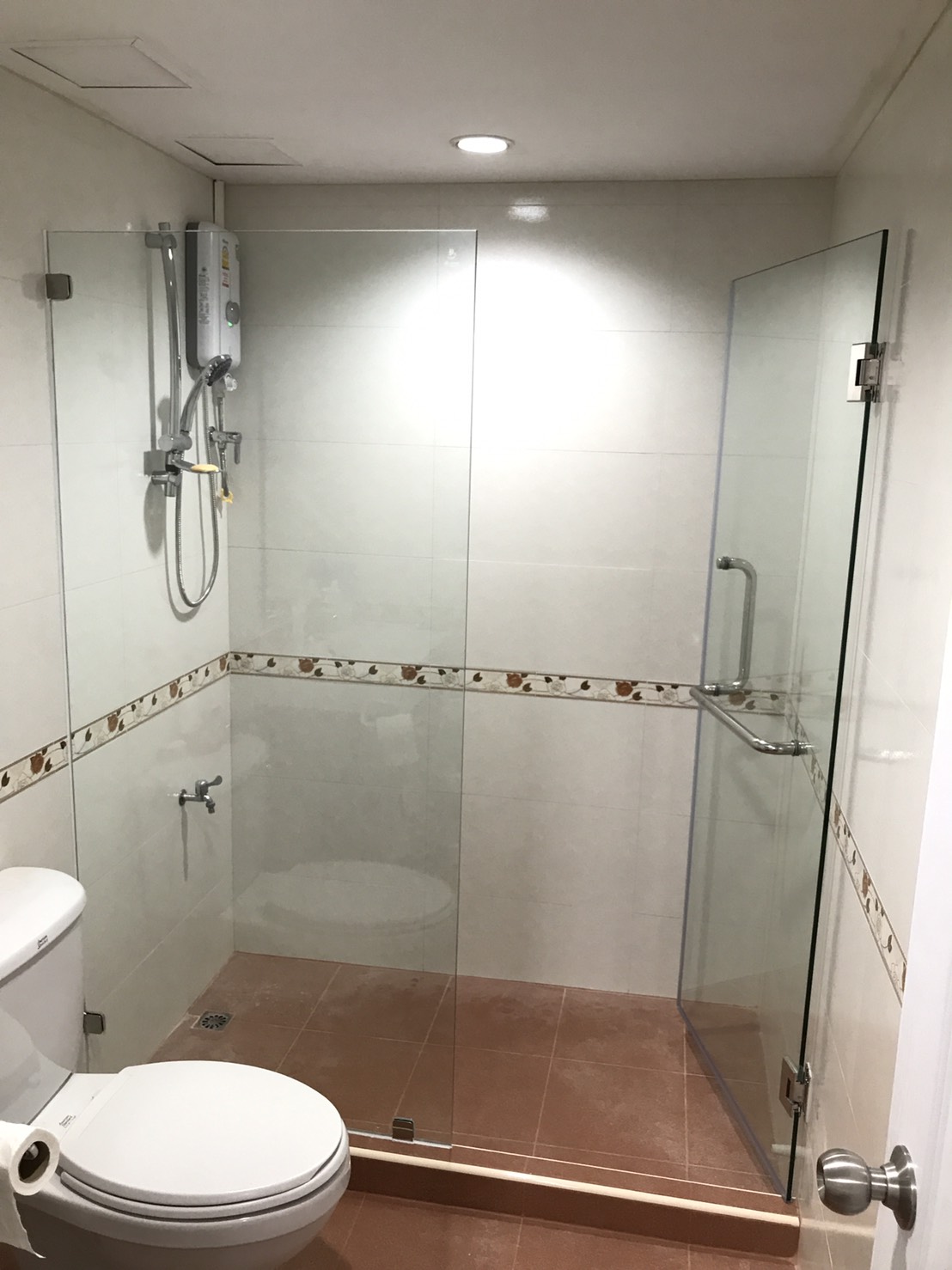 กั้นแบ่งส่วนเปียกแห้งในห้องน้ำด้วยกระจกเทมเปอร์บานเปิดพร้อมอุปกรณ์สแตนเลส