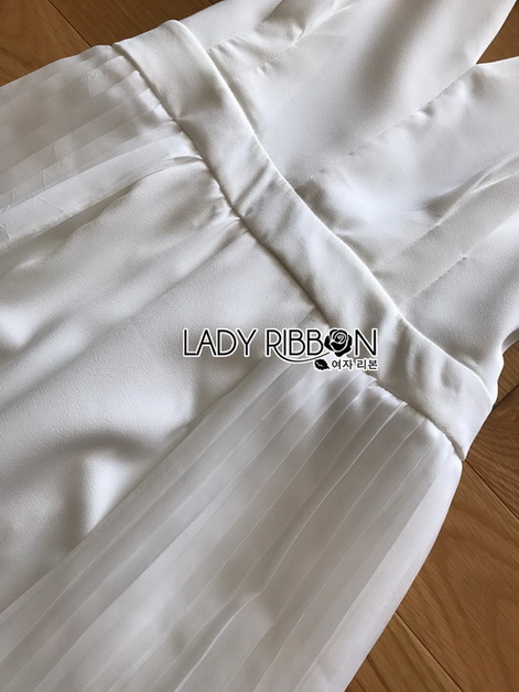 จัมป์สูทสีขาวทรงผูกคอตกแต่งผ้าพลีต