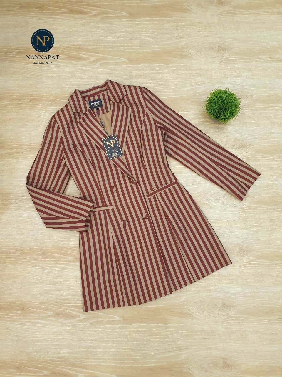 เดรสสูทลายทางสีแดงเข้ม