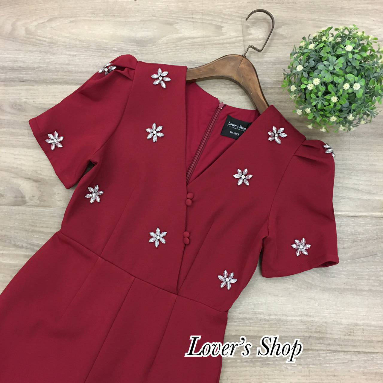 จั้มสูทกางเกงขายาวสีแดง