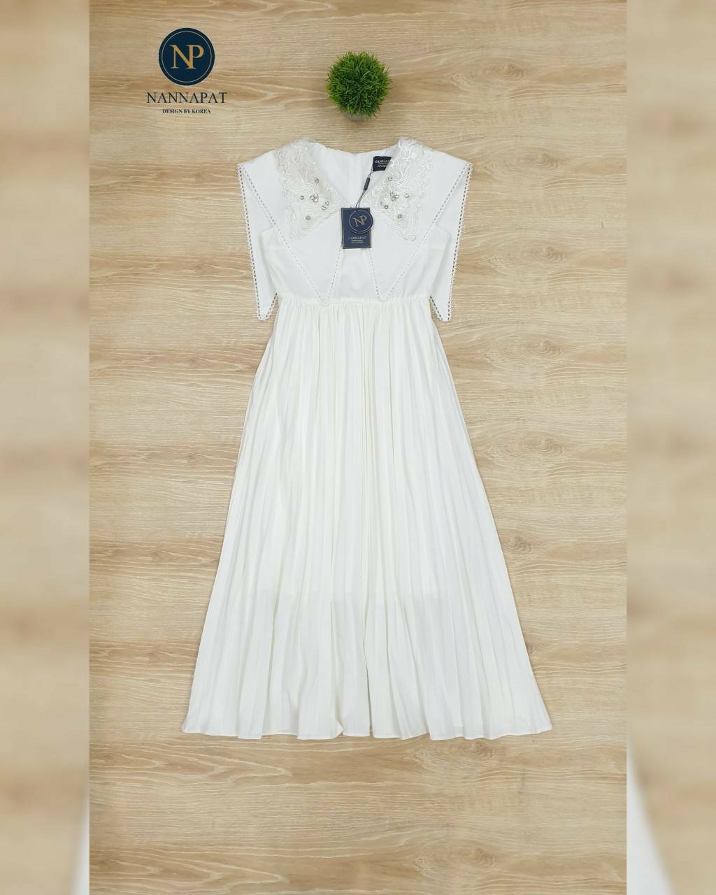 เดรสปกคอใหญ่แต่งเพชรเม็ดเล็กๆ