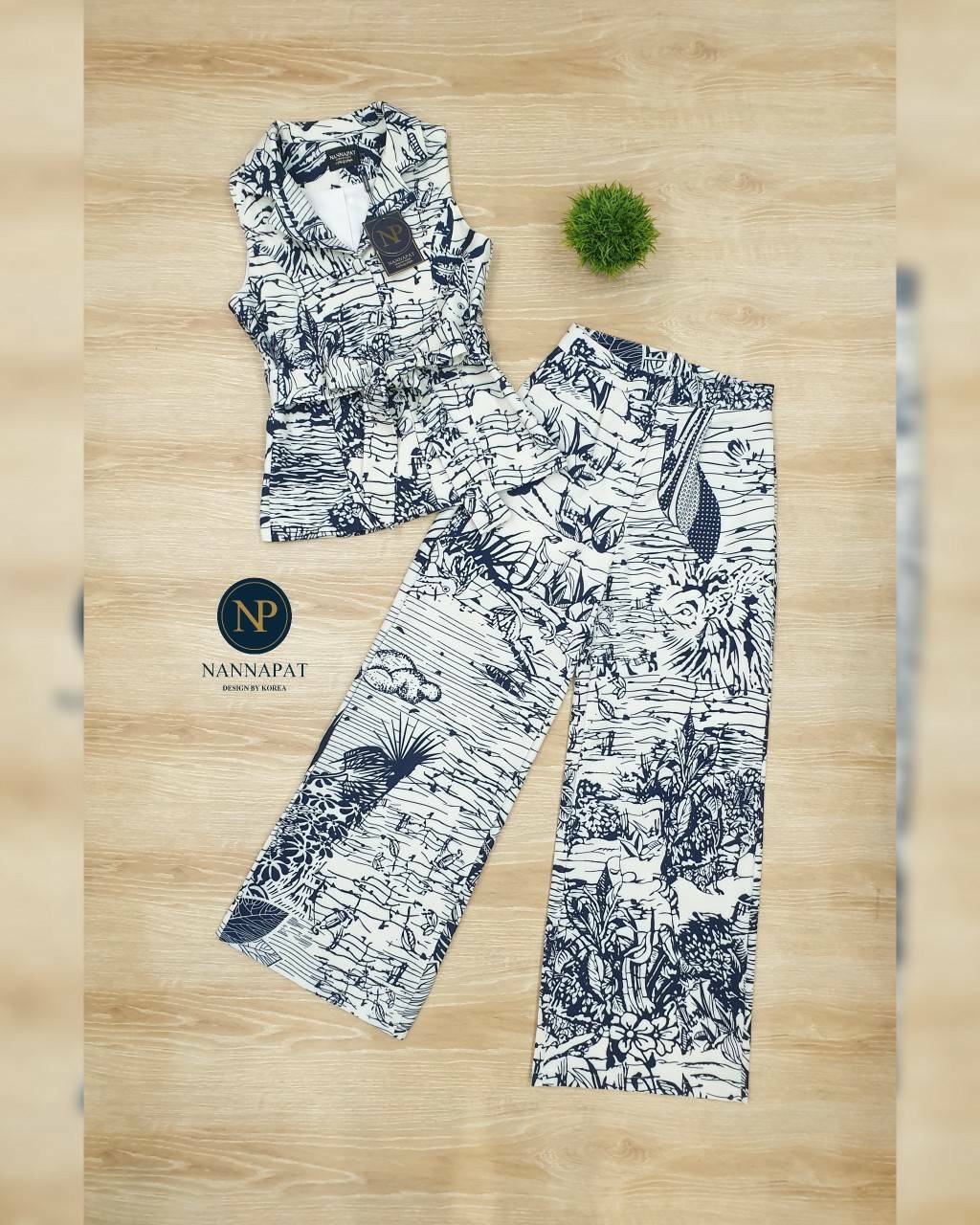 เสื้อแขนกุดหระดุมหน้า กางเกงขาบาน