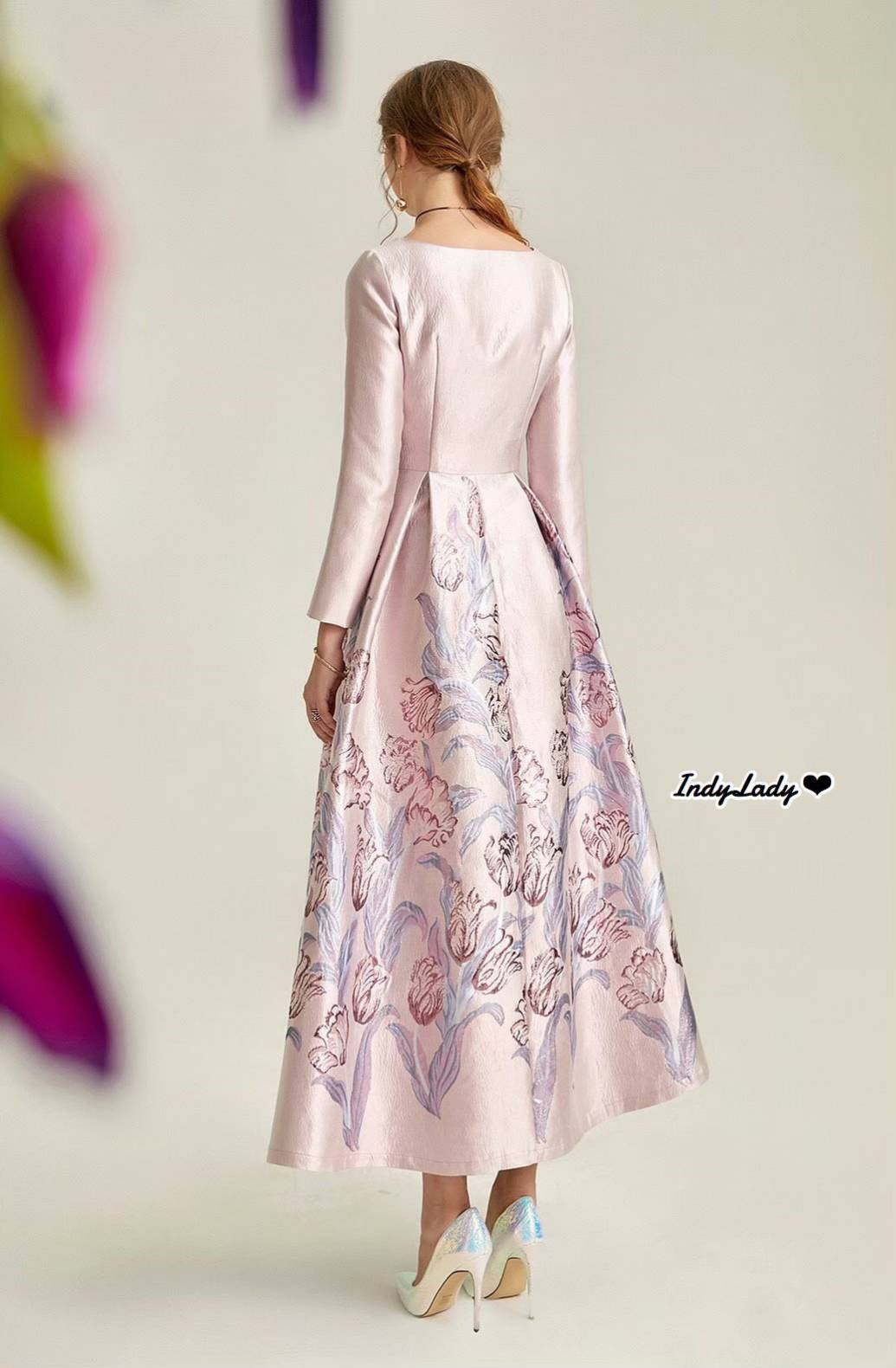 ชุดเดรสยาวคอกลมแขนยาว