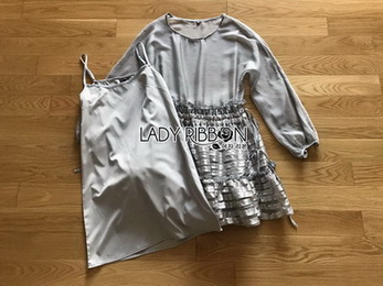 เดรสผ้าชีฟองสีเทาตกแต่งระบายลายทาง