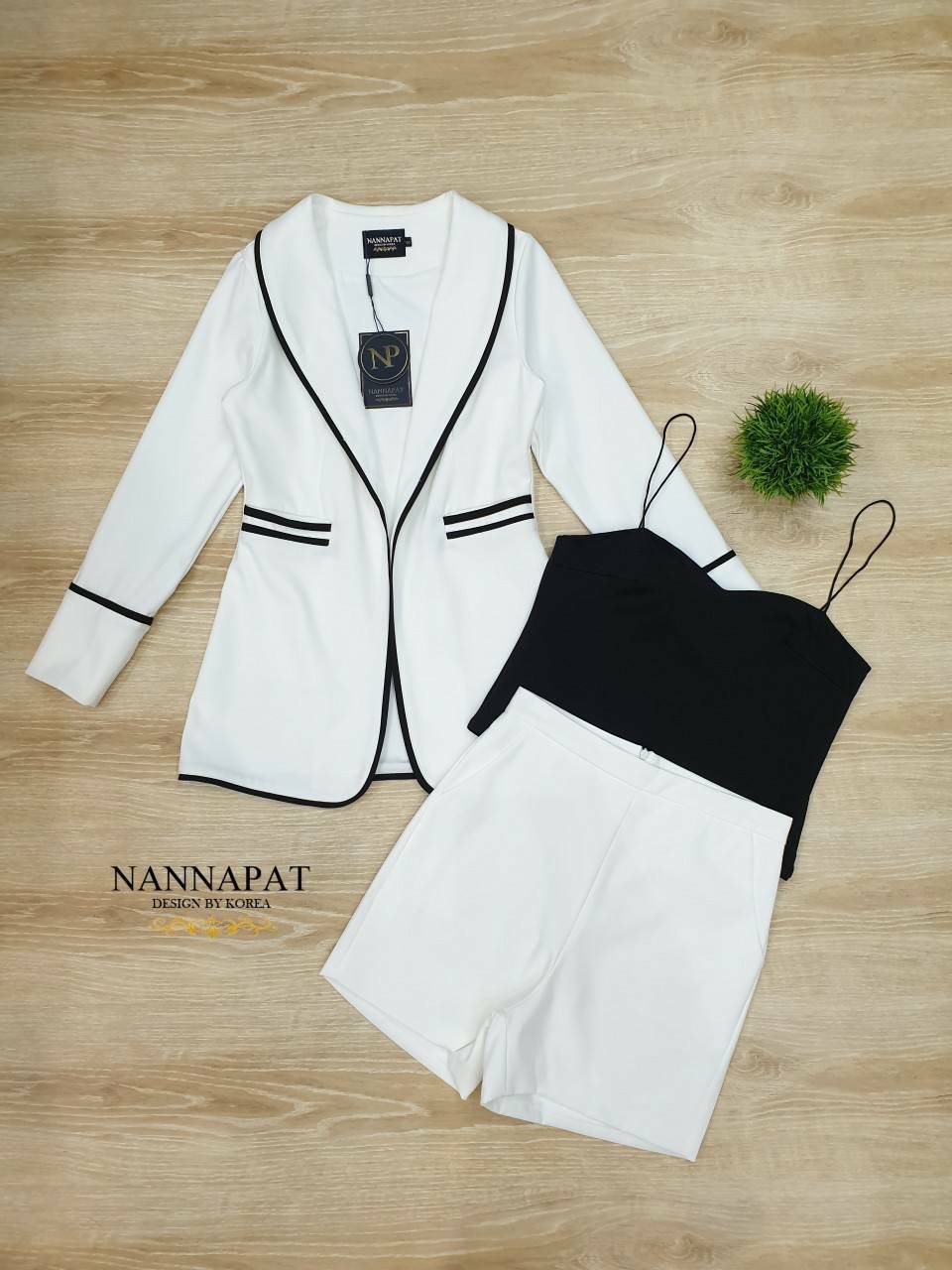 เสื้อคลุมแต่งแถบดำกระเป๋าคู่หน้า