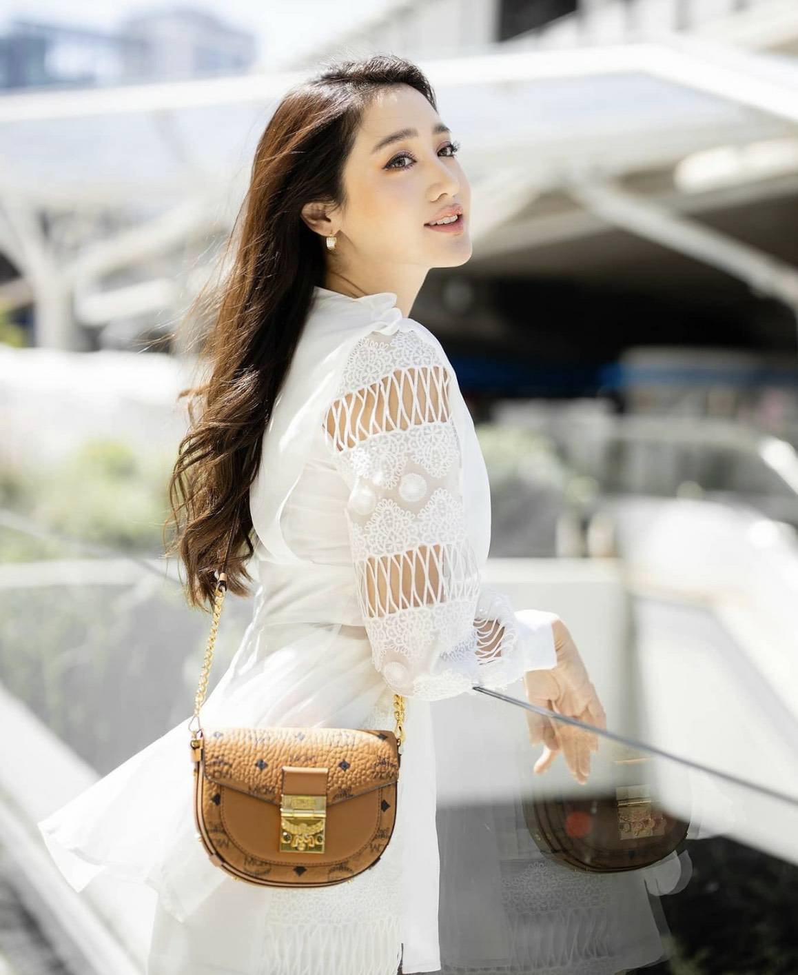 เสื้อคอวีแต่งกระดุมหน้าซิปหลังแขนยาว