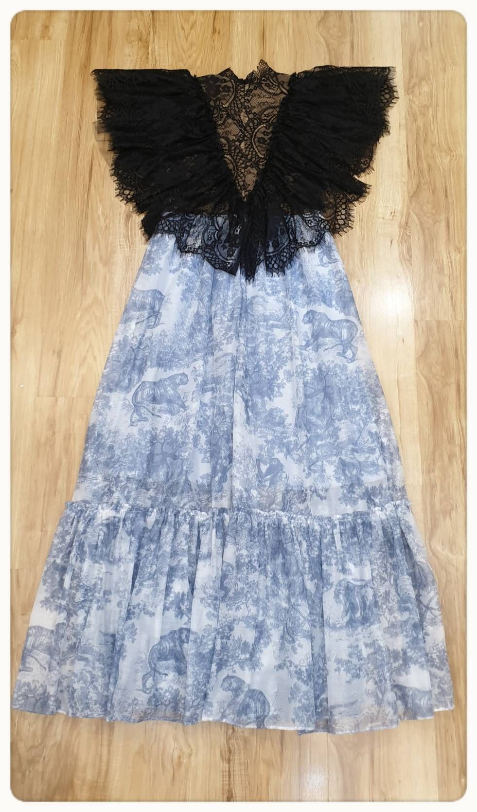 ชุด Maxi ตัวเสื้อเป็นลูกไม้คลุมไหล่มีซับในสีเนื้อ
