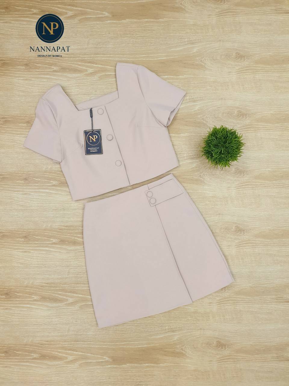 เสื้อกระดุมหน้า กระโปงไม่สั้นมาก