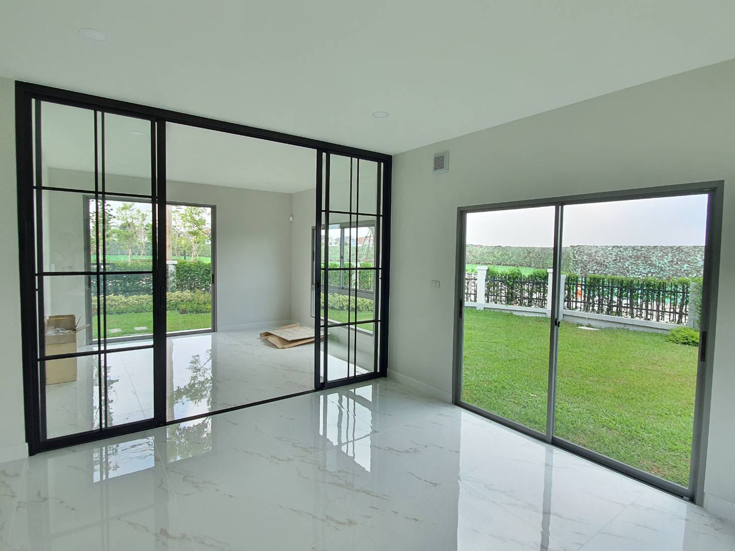 กั้นห้องรับแขกเพื่อติดแอร์ด้วยประตูบานเลื่อนสไตล์ยูโรป