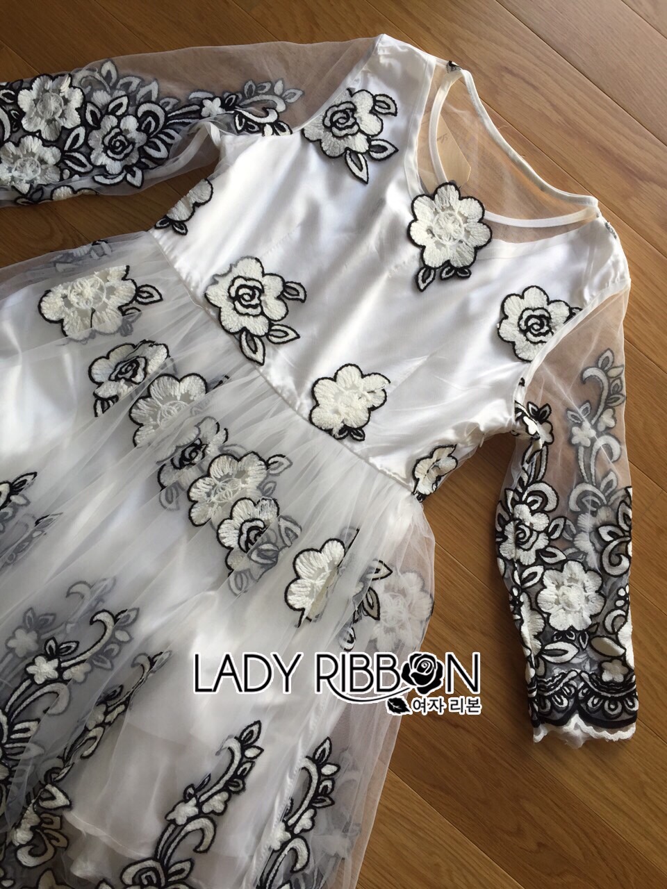 Lady Ribbon Online เสื้อผ้าออนไลน์ ขายส่ง LR01200616 🎀 Lady Ribbon's Made 🎀 Lady Gabby Elegant Monochrome Floral Embroidered Satin and Tulle Dress