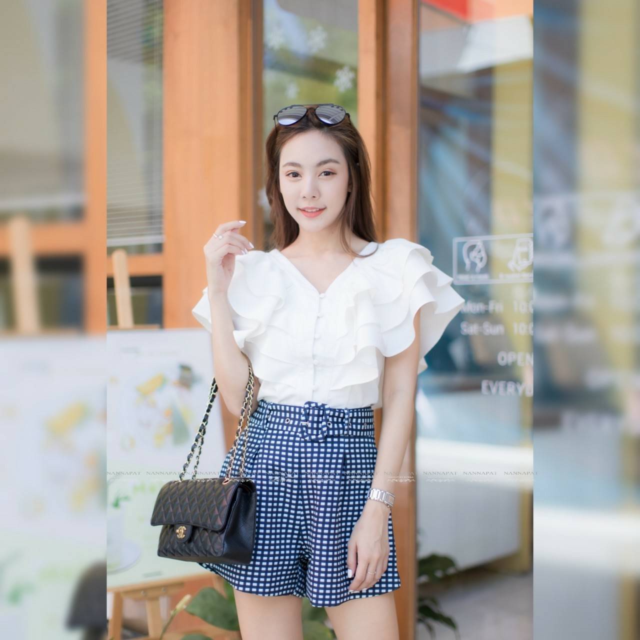 เสื้อกระดุมหน้าคอทำเป็นระบาย
