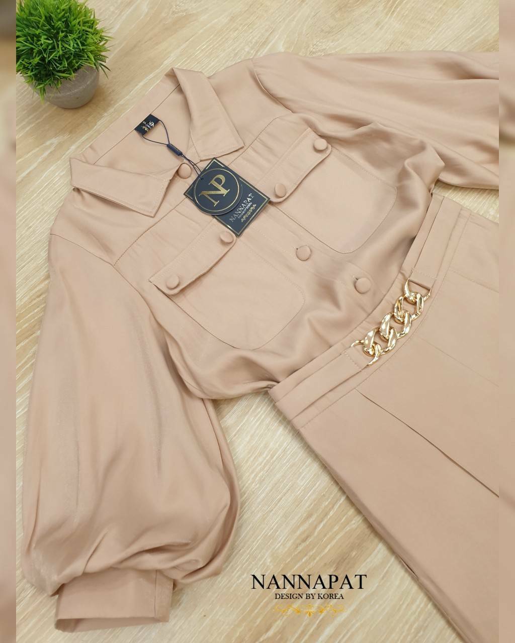 เสื้อคอปกกระดุมหน้า มีกระเป๋า กางเกงขาบาน