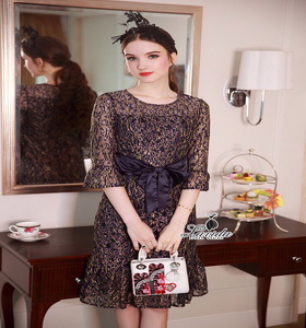 เดรสดีไซน์สุดหรูด้วยผ้าลูกไม้โทนสีม่วงอมน้ำเงิน