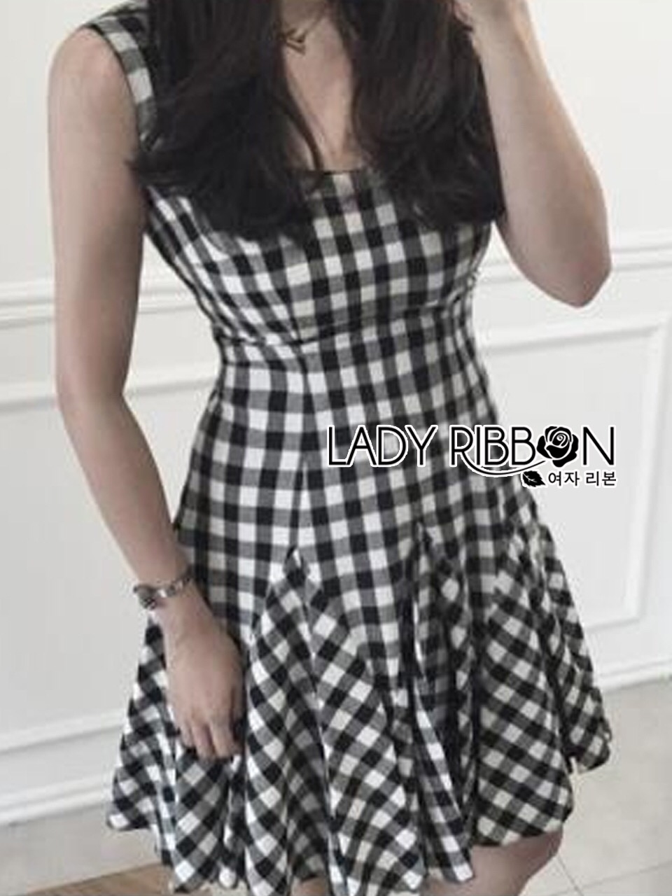 Dress เดรสทรงเอพรอนพิมพ์ลายสก็อตสีขาว-ดำสไตล์มินิมัล ลุคนี้เป็นแบบเรียบๆแต่แอบหวานด้วยทรงชุด lady ribbon dress ไม่มีการตกแต่งลาย