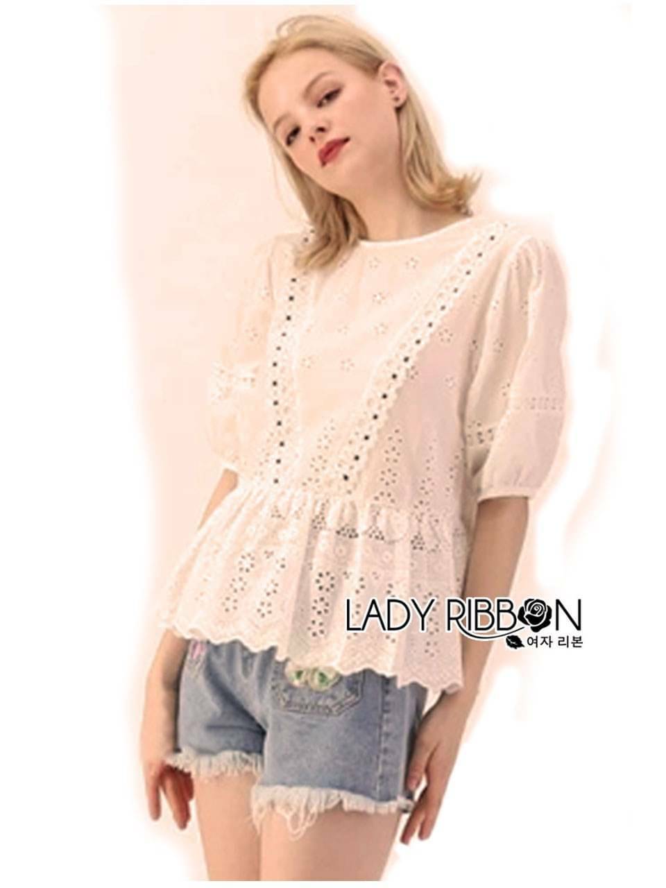 เสื้อตัวสั้นสีครีมตัวนี้เป็นผ้าคอตตอน