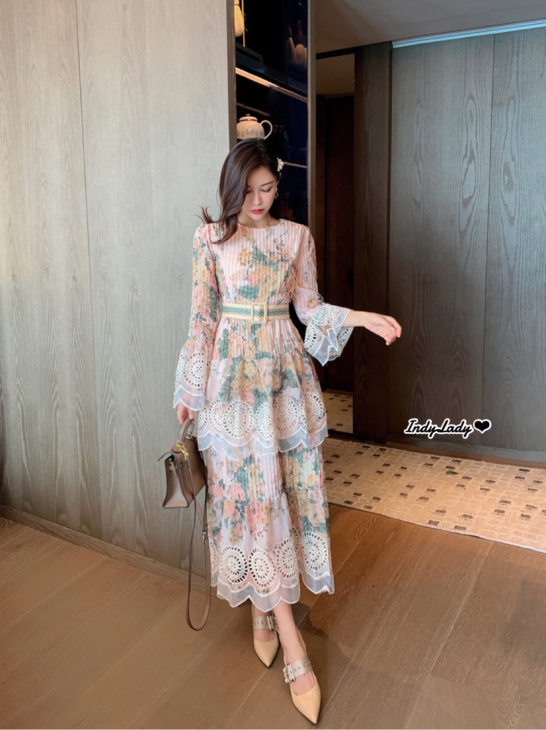 ชุดเดรสยาวแขนยาวชายหยักแต่งฉลุ