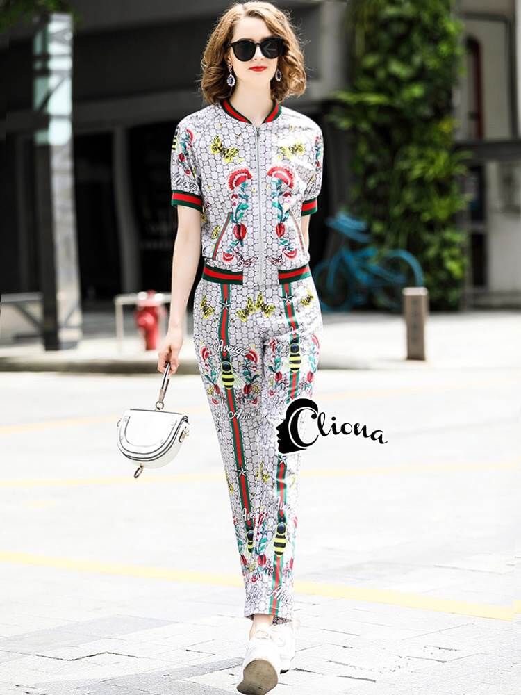 เสื้อแต่งซิปสีเงินด้านหน้า มาพร้อมกับกางเกงทรงกระบอก