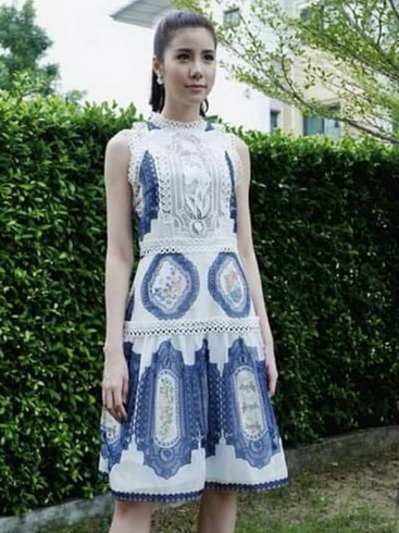 เดรสผ้าเครปพิมพ์ลายตกแต่งลูกไม้