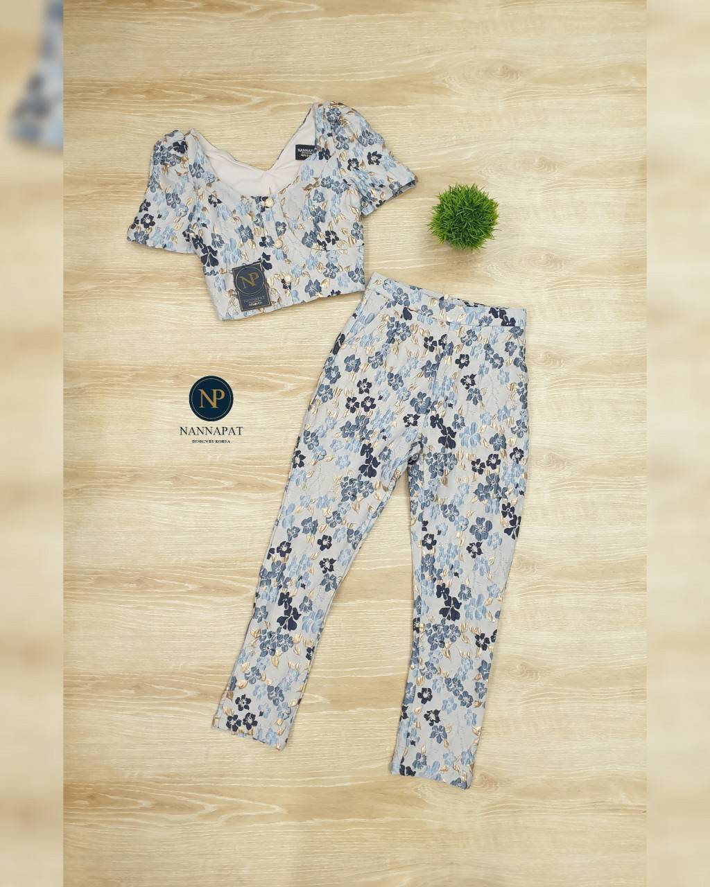 เสื้อซิปหลังกระดุมหน้า กางเกงเข้ารูป