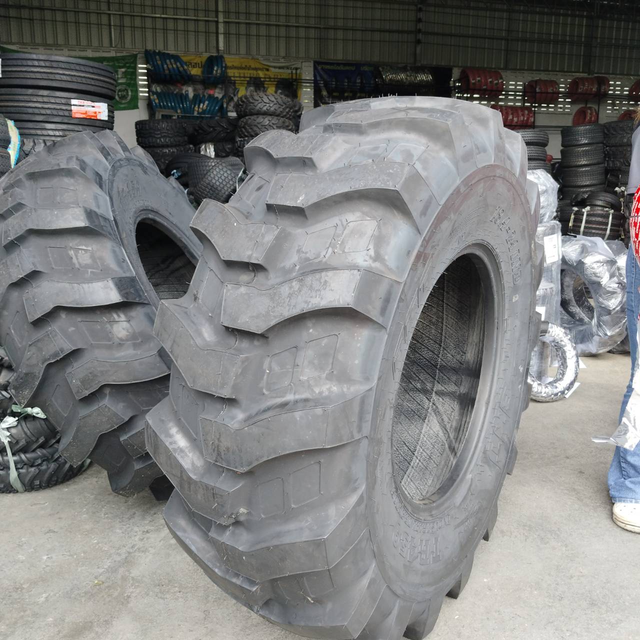 18.4-24 12PR ยี่ห้อ BKT รุ่น TR459 ยางรถตัก