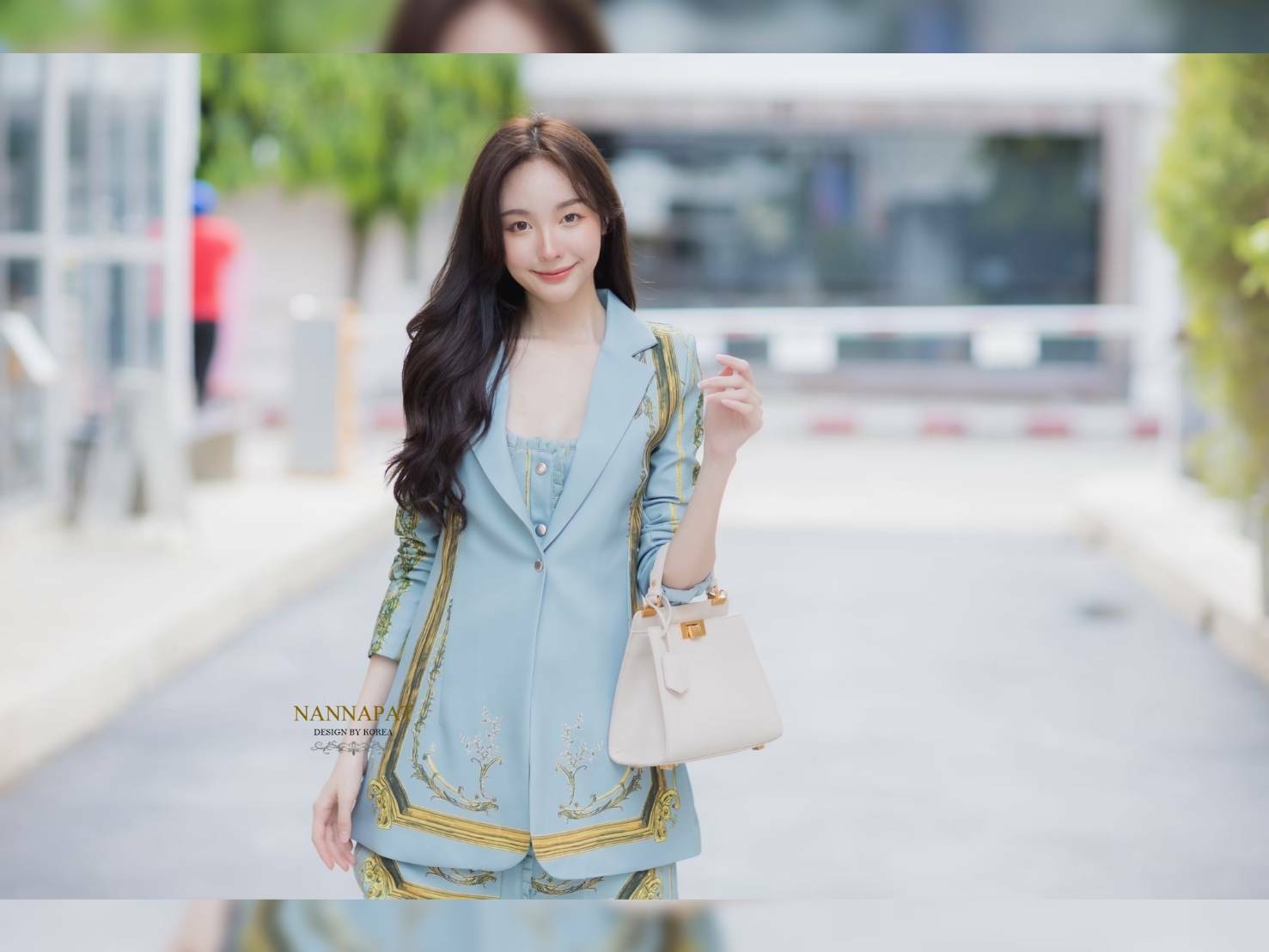 งานกระดุมหน้า ทั้งเดรสด้านใน และเสื้อคลุม