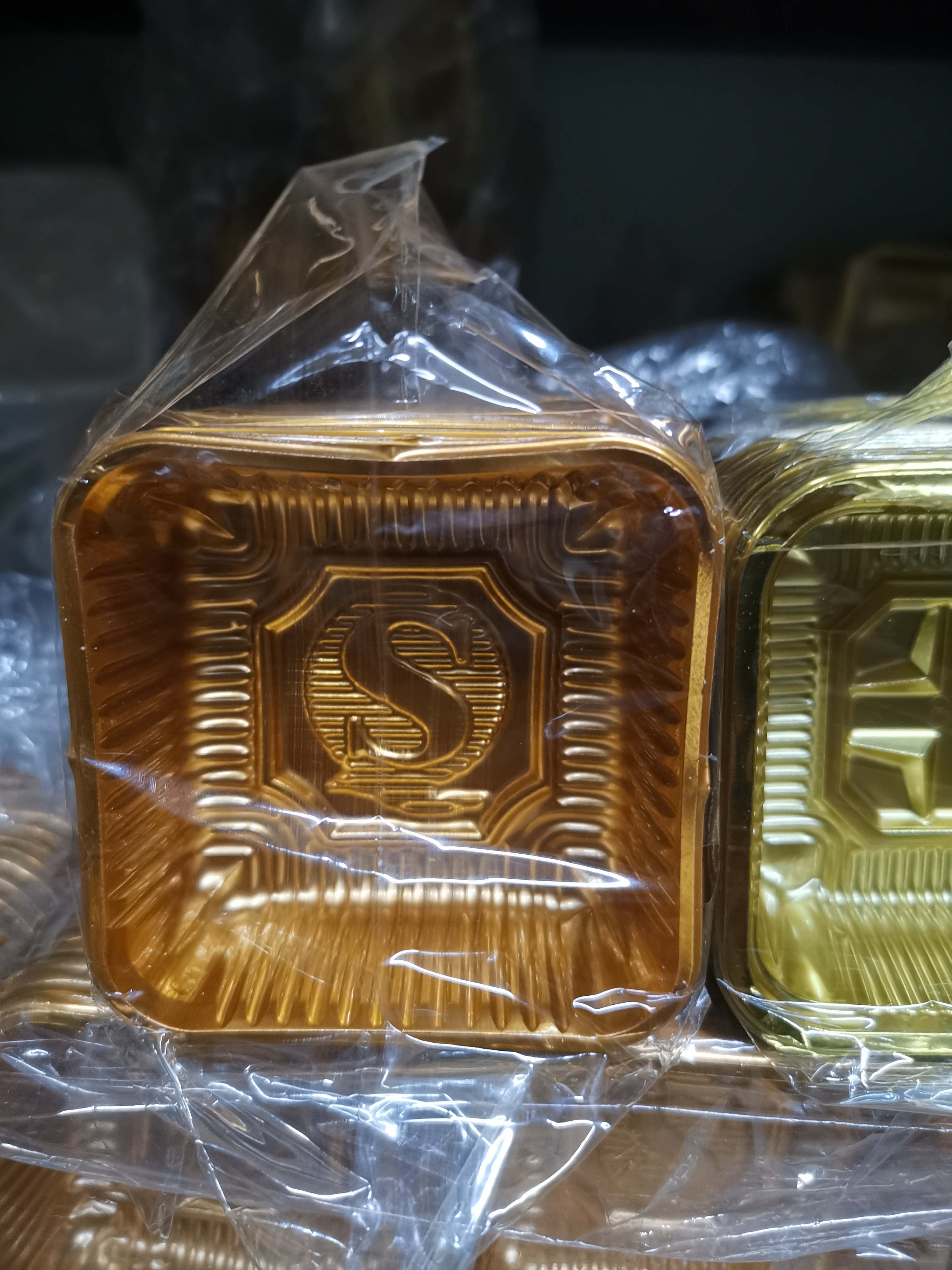 ถาดรองขนม #8cm. #8.5cm. พลาสติก ประมาณ 100ใบ/แพ็ค j12