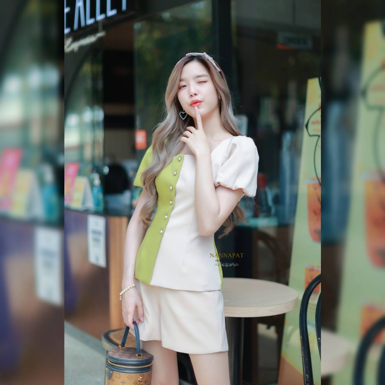เสื้อทูโทนซิปหลัง แต่งกระดุมข้างสีเขียวมะนาว