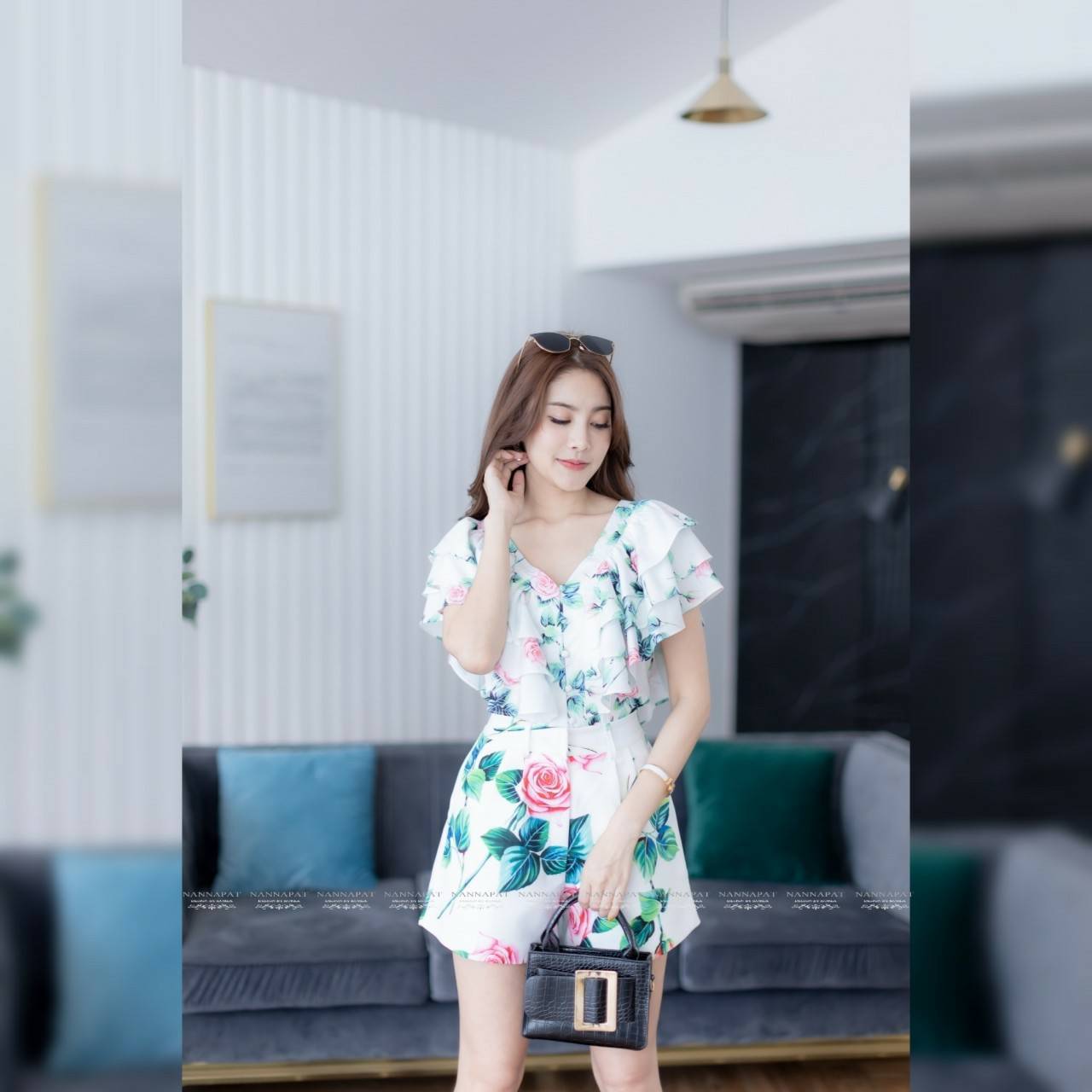 เสื้อกระดุมหน้าแต่งระบายใหญ่
