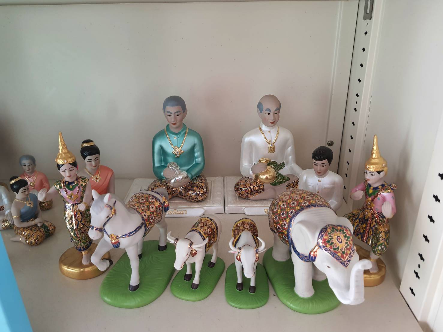 องค์ตายายเบญจรงค์ขนาดใหญ่