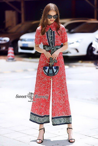 ผ้าพื้นสีแดงพิมพ์ลายดอกไม้สีขาวเล็กๆทั้งชุด
