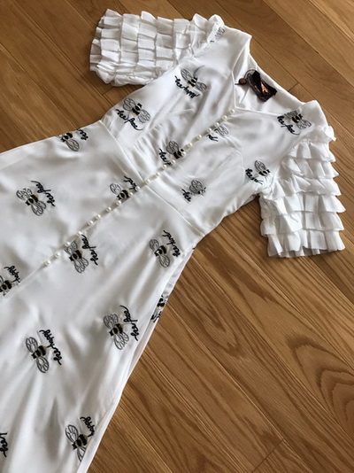 เดรสผ้าชีฟองสีขาวปักลายตกแต่งแขนระบาย